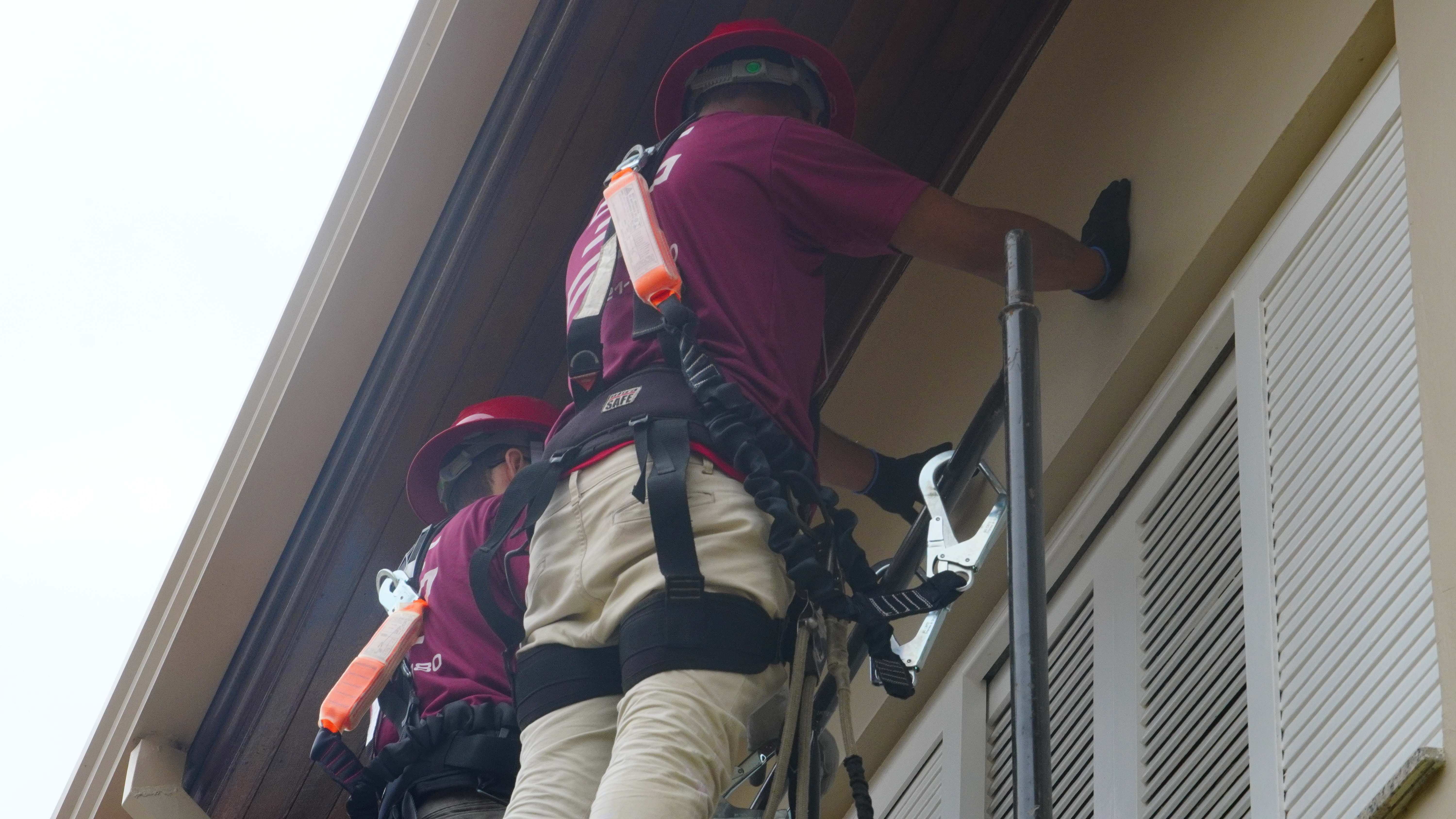 Técnico trabalhando em altura com equipamentos de segurança
